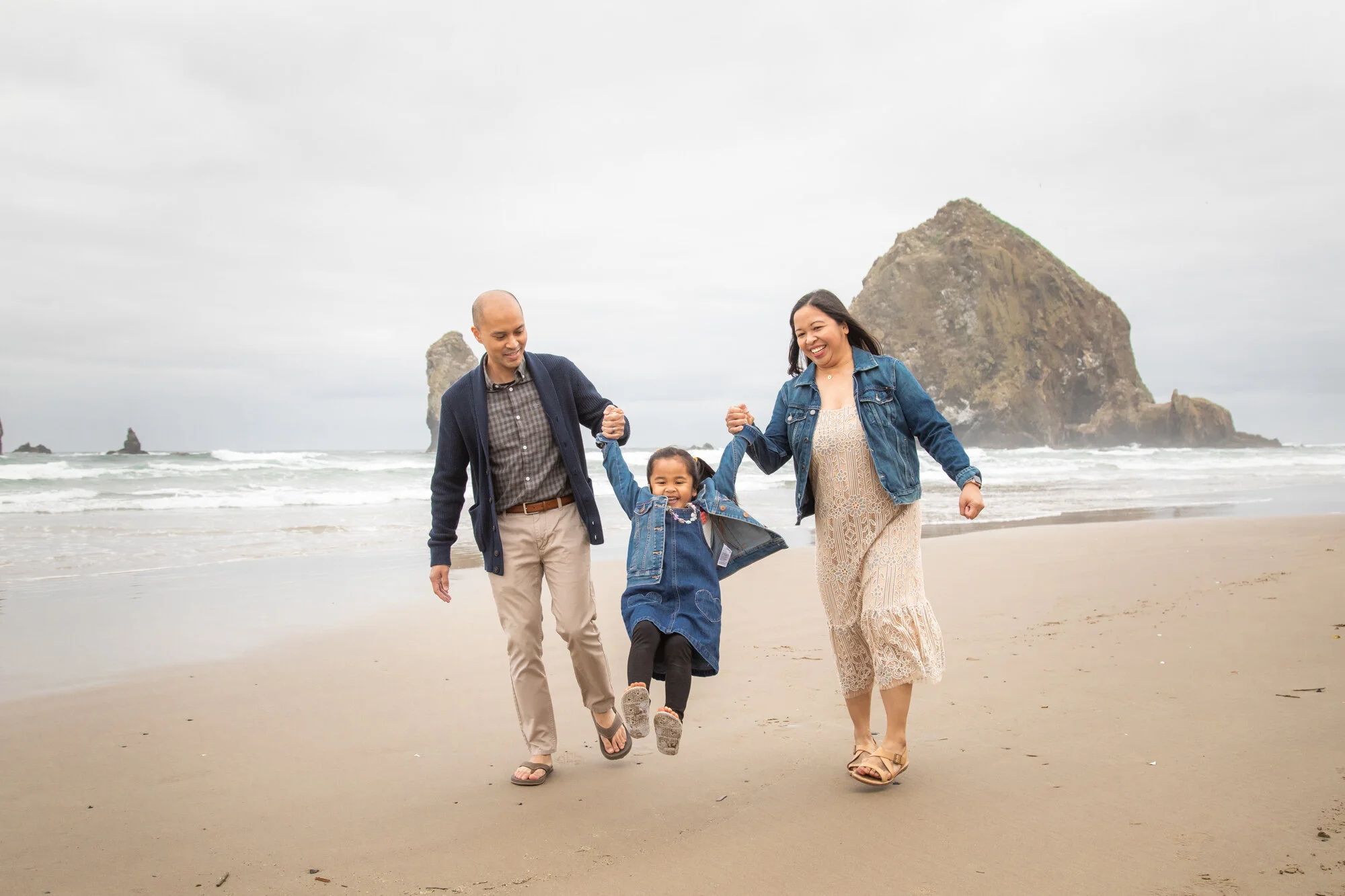 CannonBeach-Family-PhotoSesession-HaystackRock-DanRice21_035.jpg