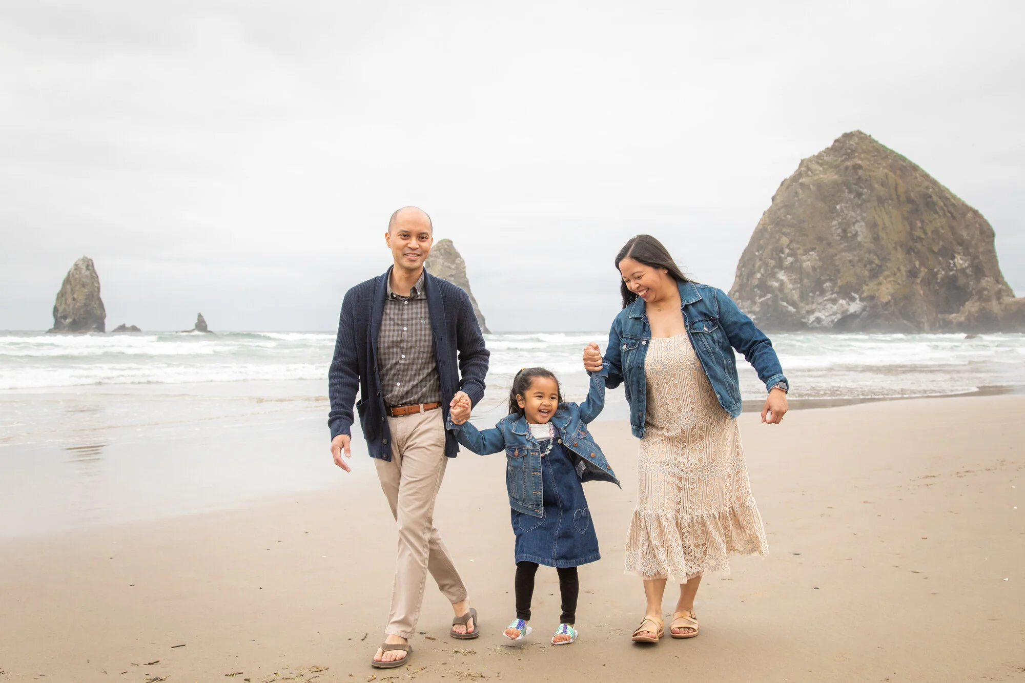 CannonBeach-Family-PhotoSesession-HaystackRock-DanRice21_036.jpg