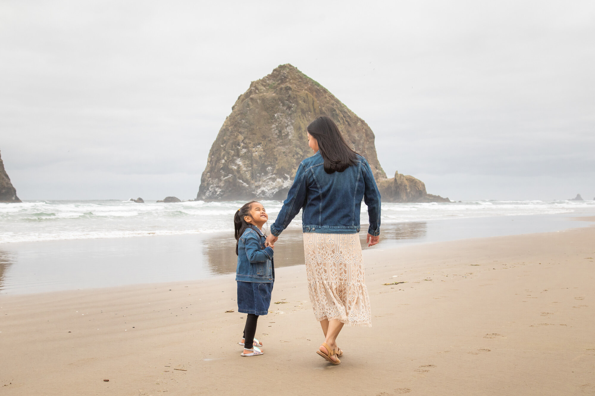 CannonBeach-Family-PhotoSesession-HaystackRock-DanRice21_038.jpg