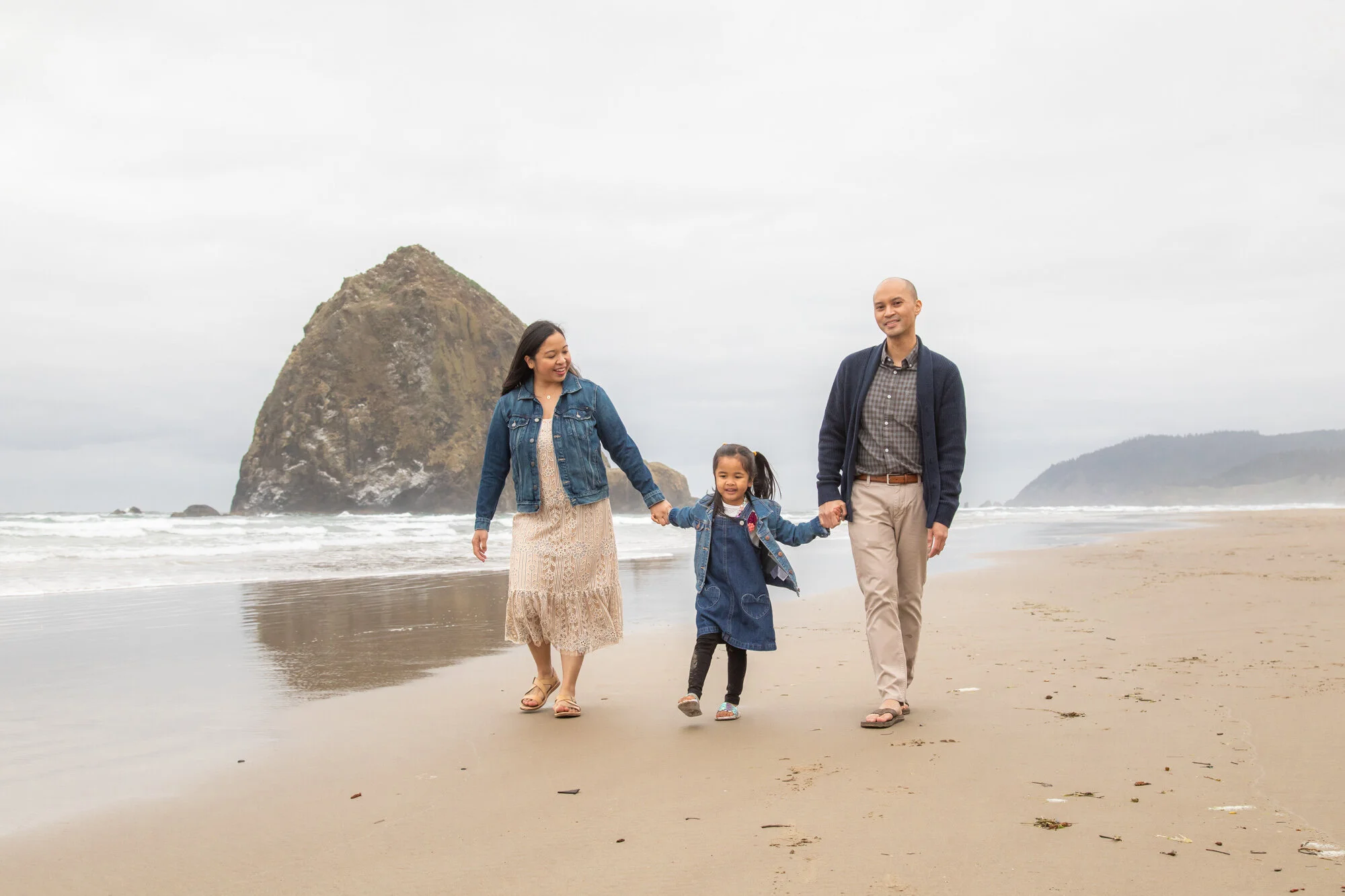 CannonBeach-Family-PhotoSesession-HaystackRock-DanRice21_047.jpg