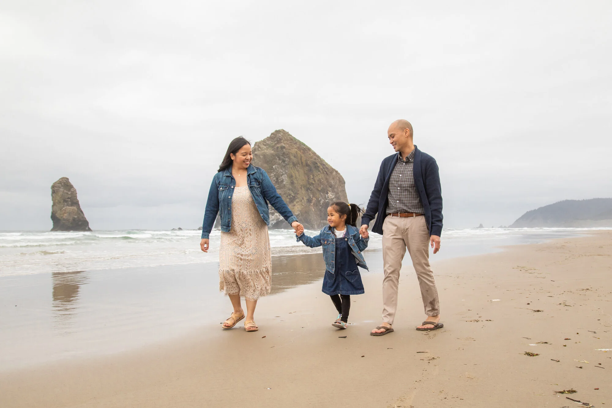 CannonBeach-Family-PhotoSesession-HaystackRock-DanRice21_048.jpg