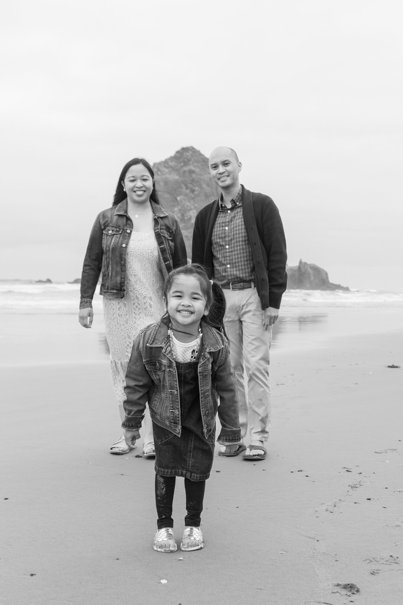 CannonBeach-Family-PhotoSesession-HaystackRock-DanRice21_049.jpg