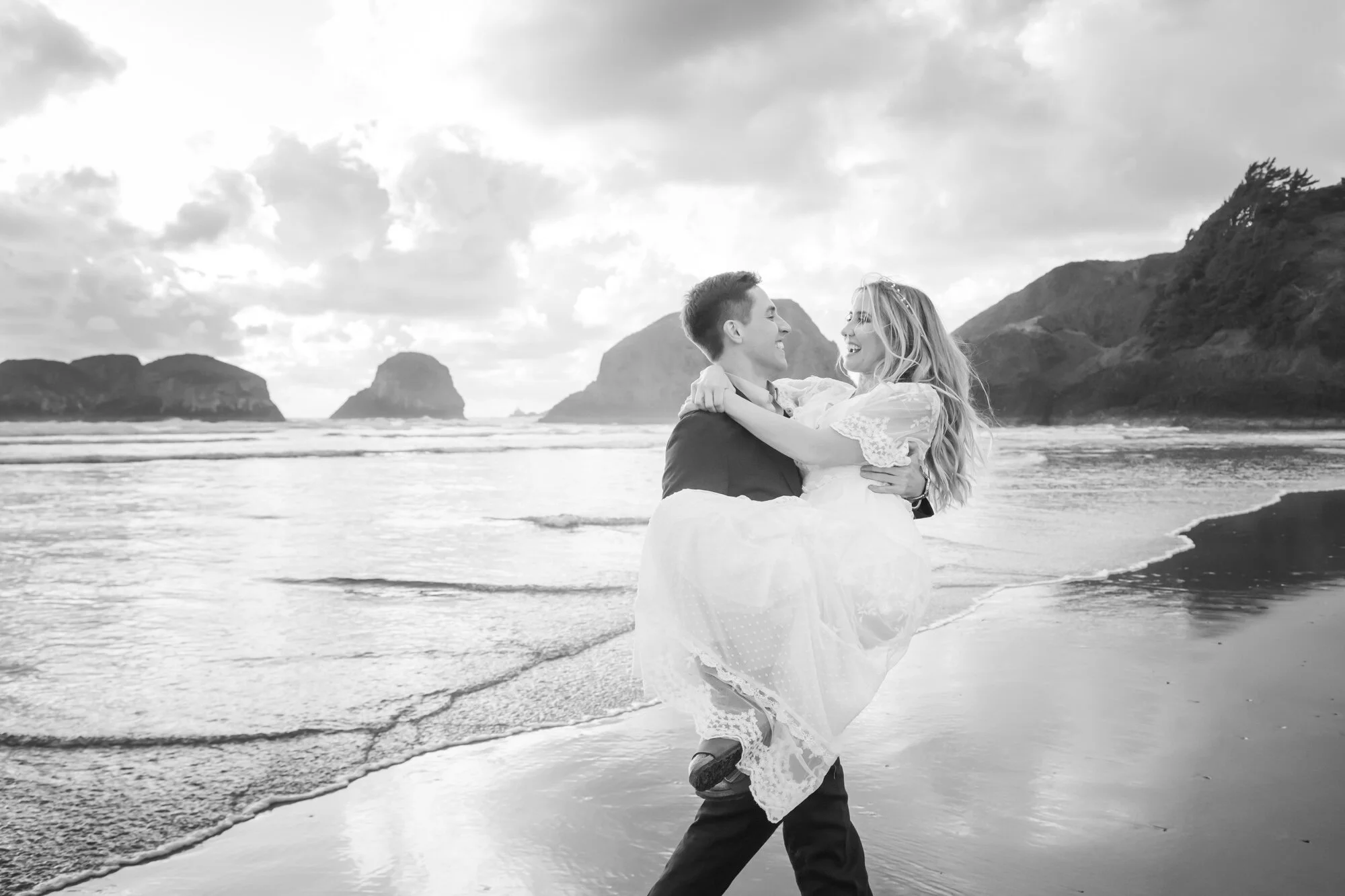 OregonCoastElopement-CannonBeach-HugPoint-DanRice21_044.jpg