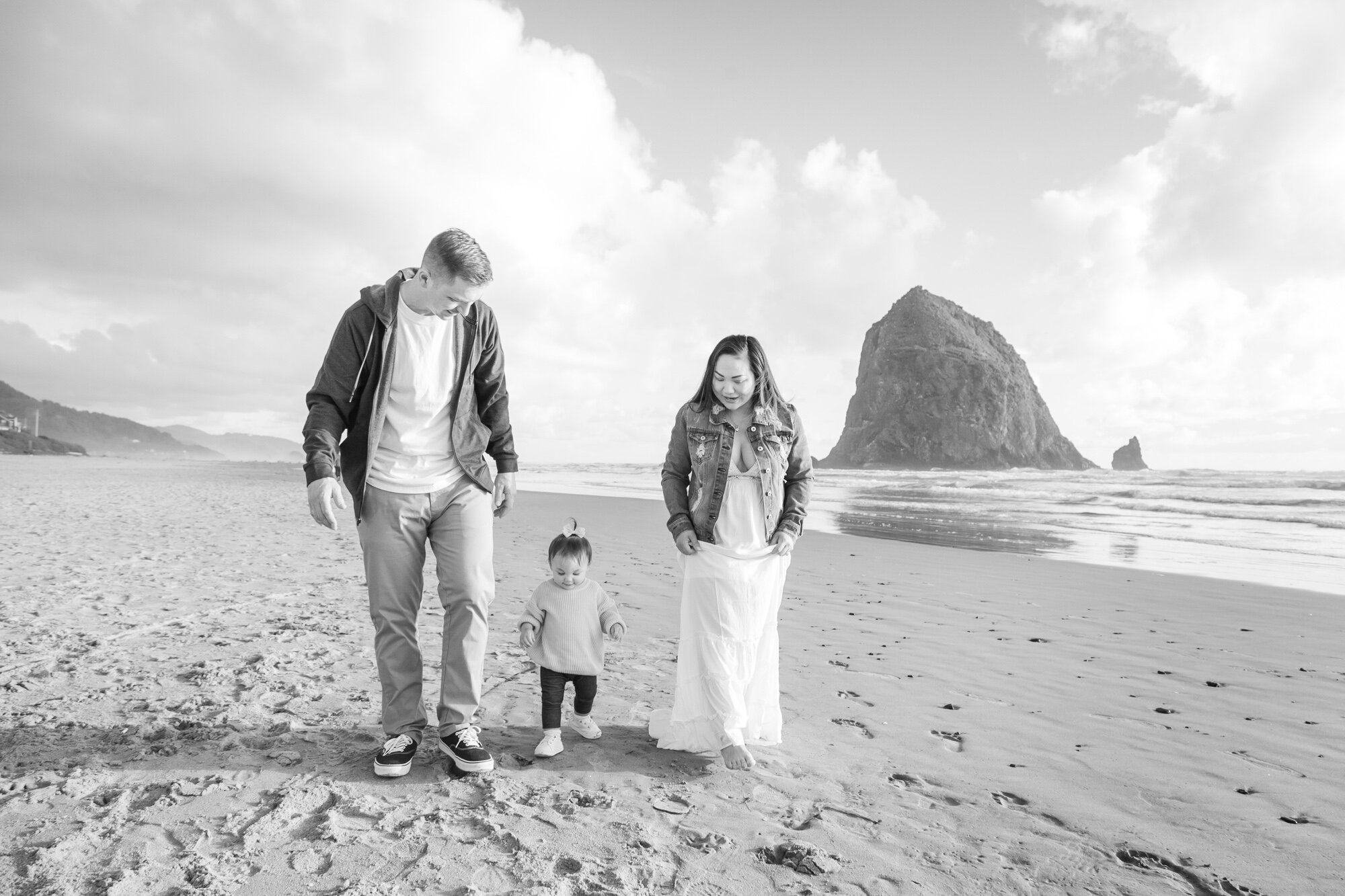CannonBeach-HaystackRock-Family-Sunset-Photography-Session21_031.jpg
