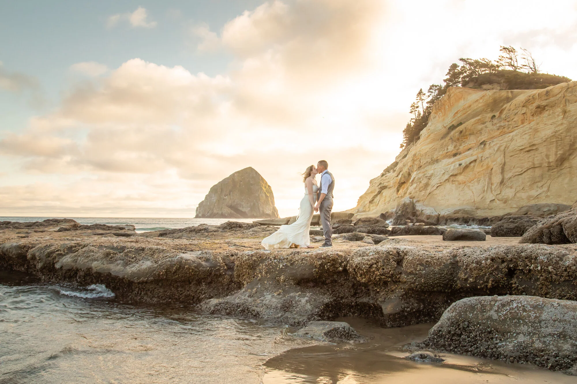 PacificCity-OregonCoast-Elopement-Photographer-21_001.jpg