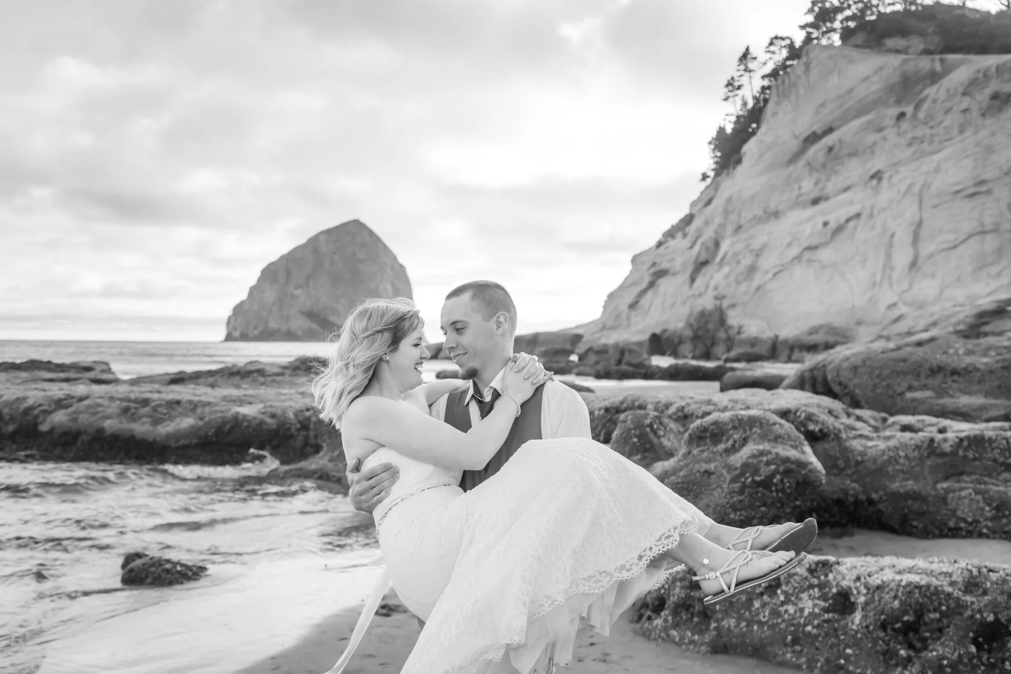 PacificCity-OregonCoast-Elopement-Photographer-21_007.jpg