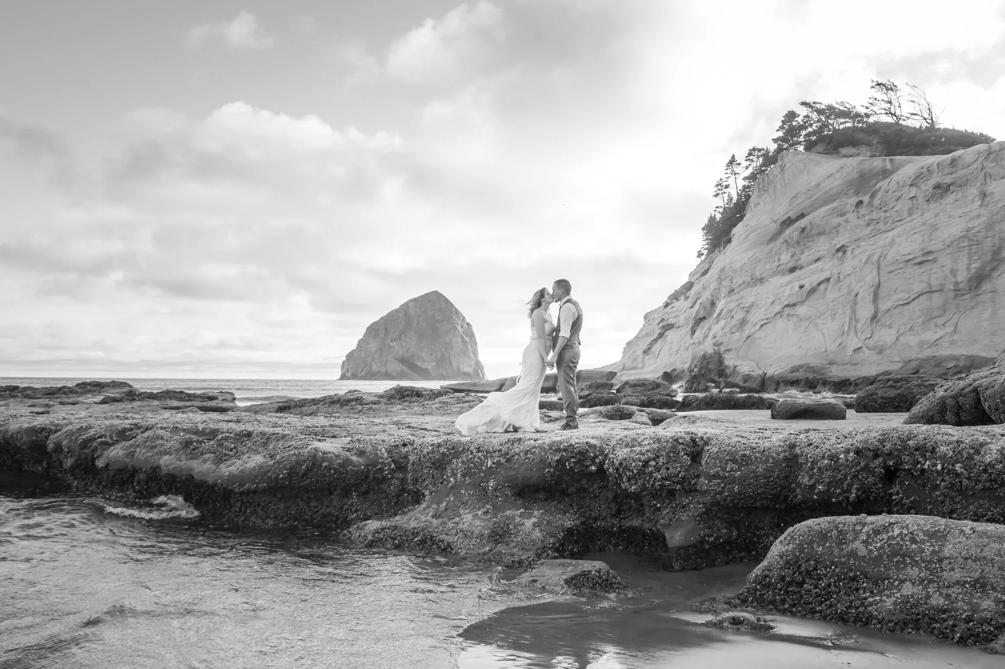 PacificCity-OregonCoast-Elopement-Photographer-21_009.jpg