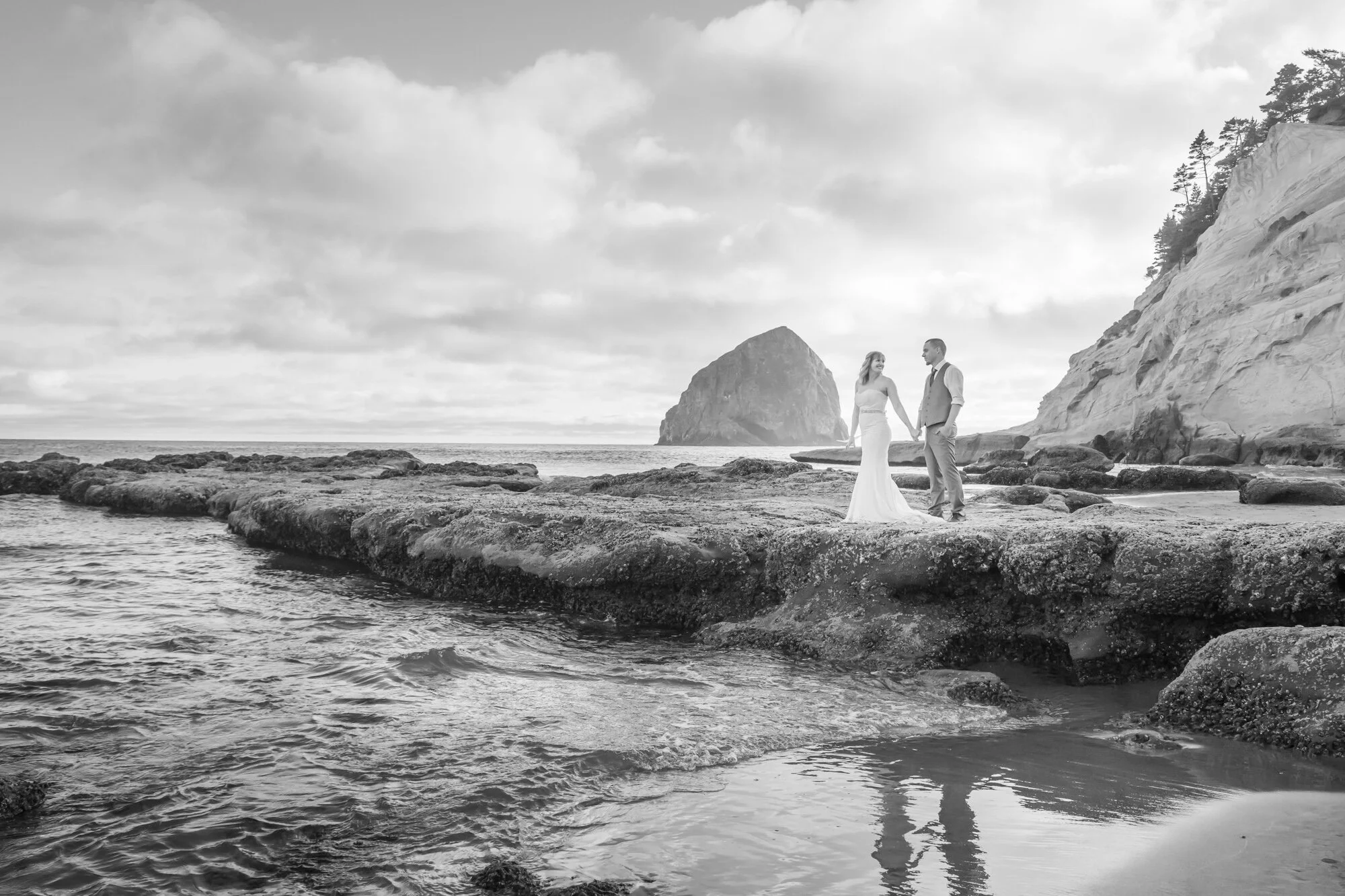 PacificCity-OregonCoast-Elopement-Photographer-21_011.jpg
