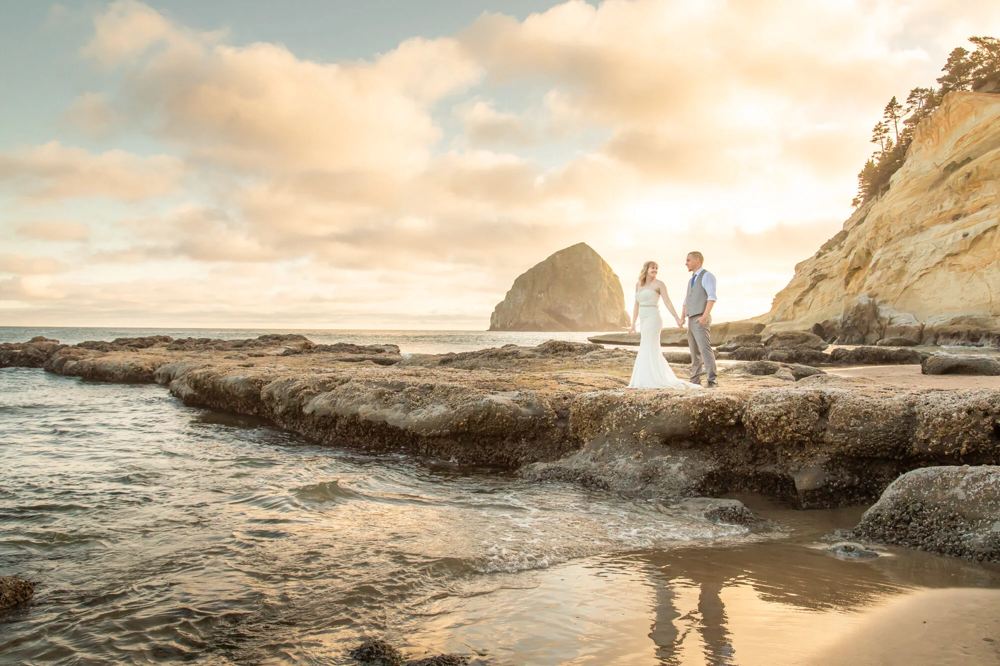 PacificCity-OregonCoast-Elopement-Photographer-21_012.jpg