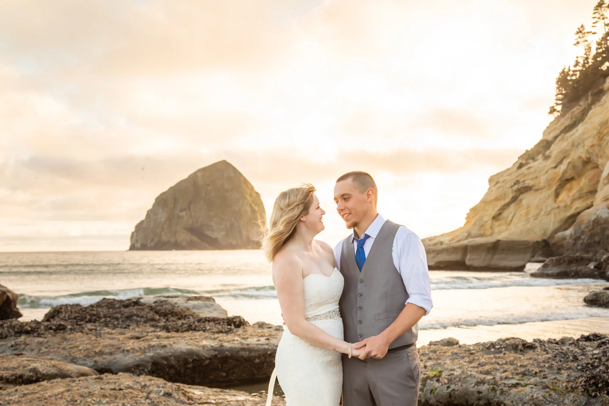 PacificCity-OregonCoast-Elopement-Photographer-21_017.jpg
