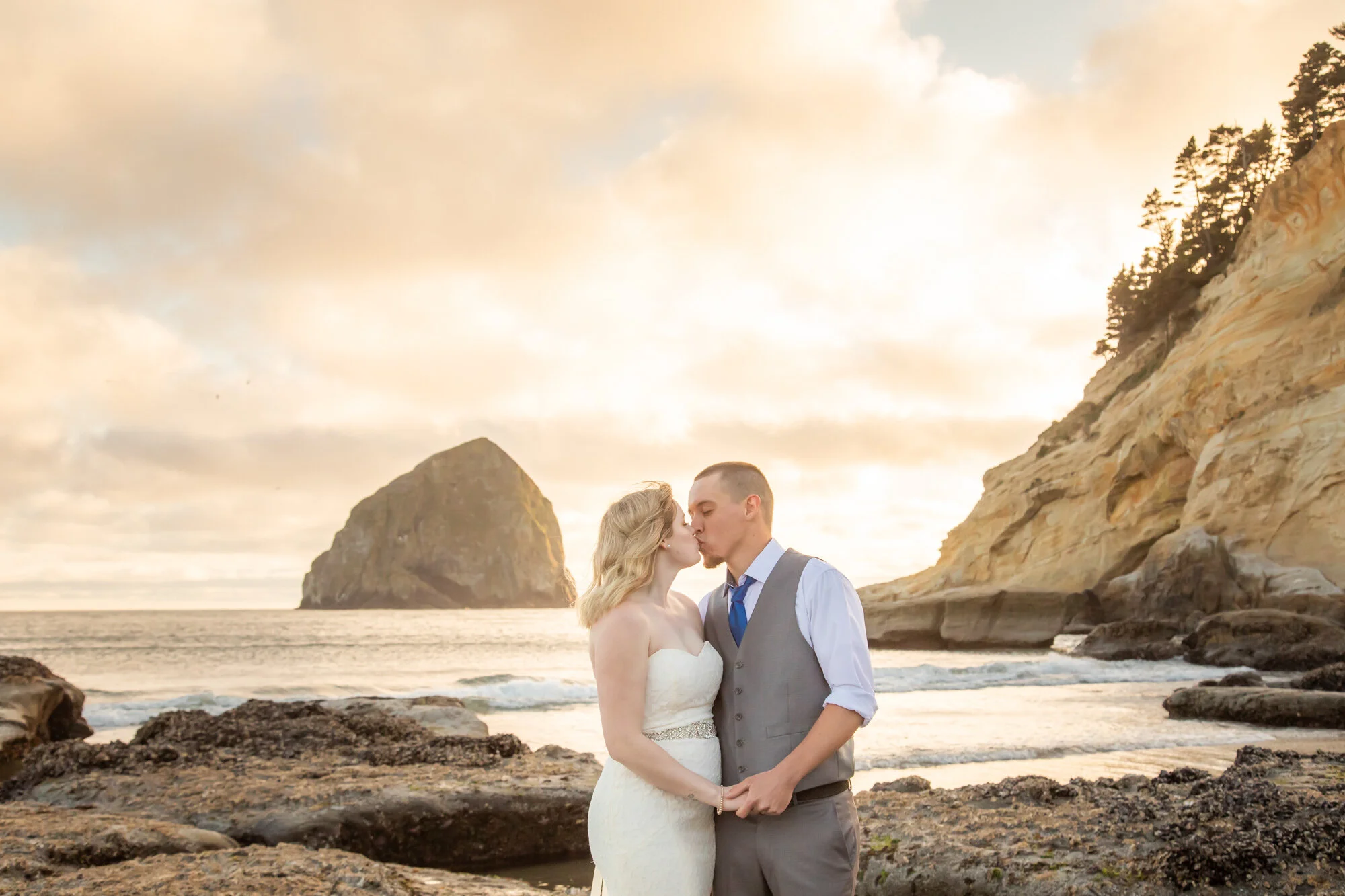 PacificCity-OregonCoast-Elopement-Photographer-21_018.jpg