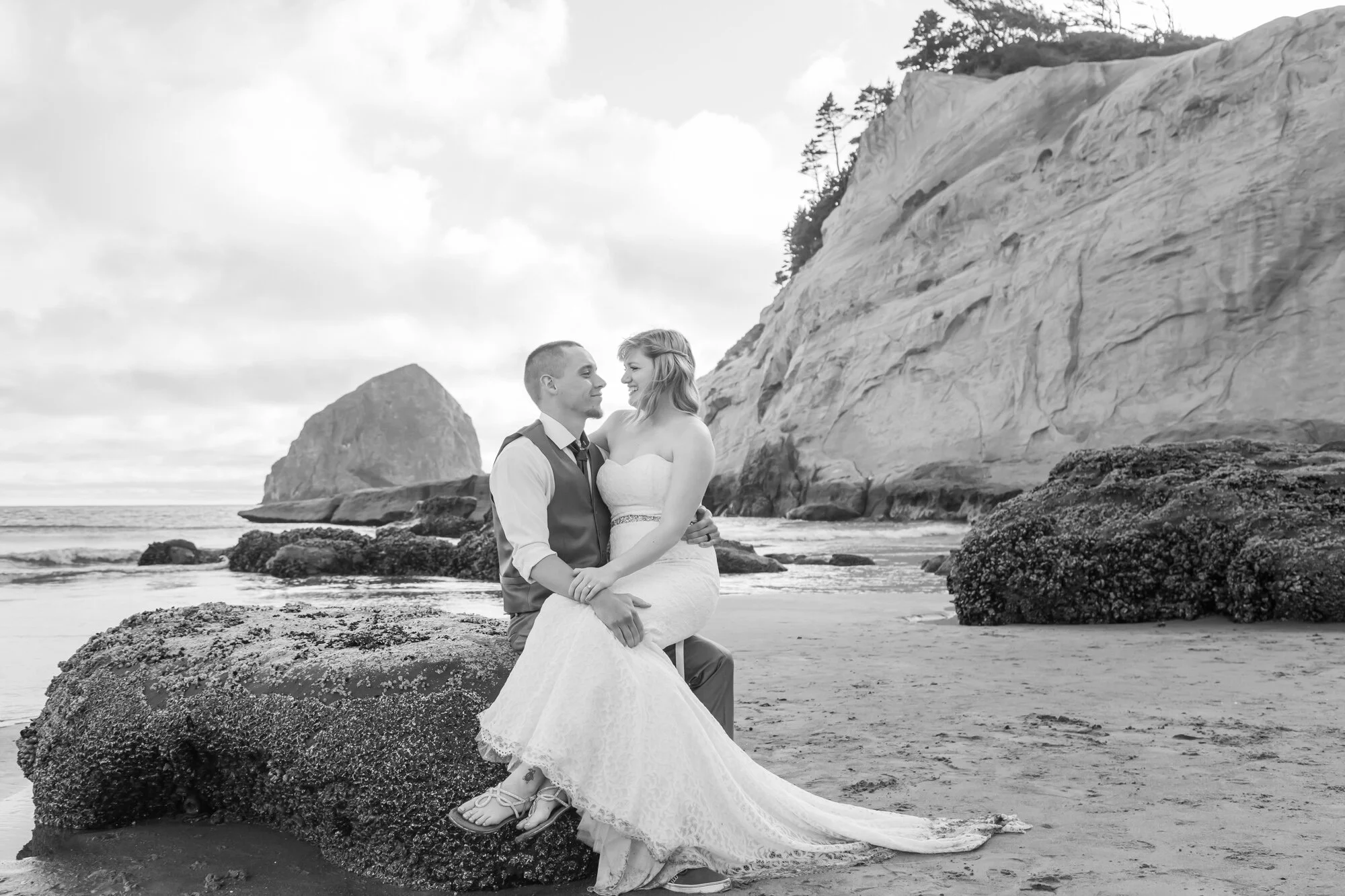 PacificCity-OregonCoast-Elopement-Photographer-21_027.jpg