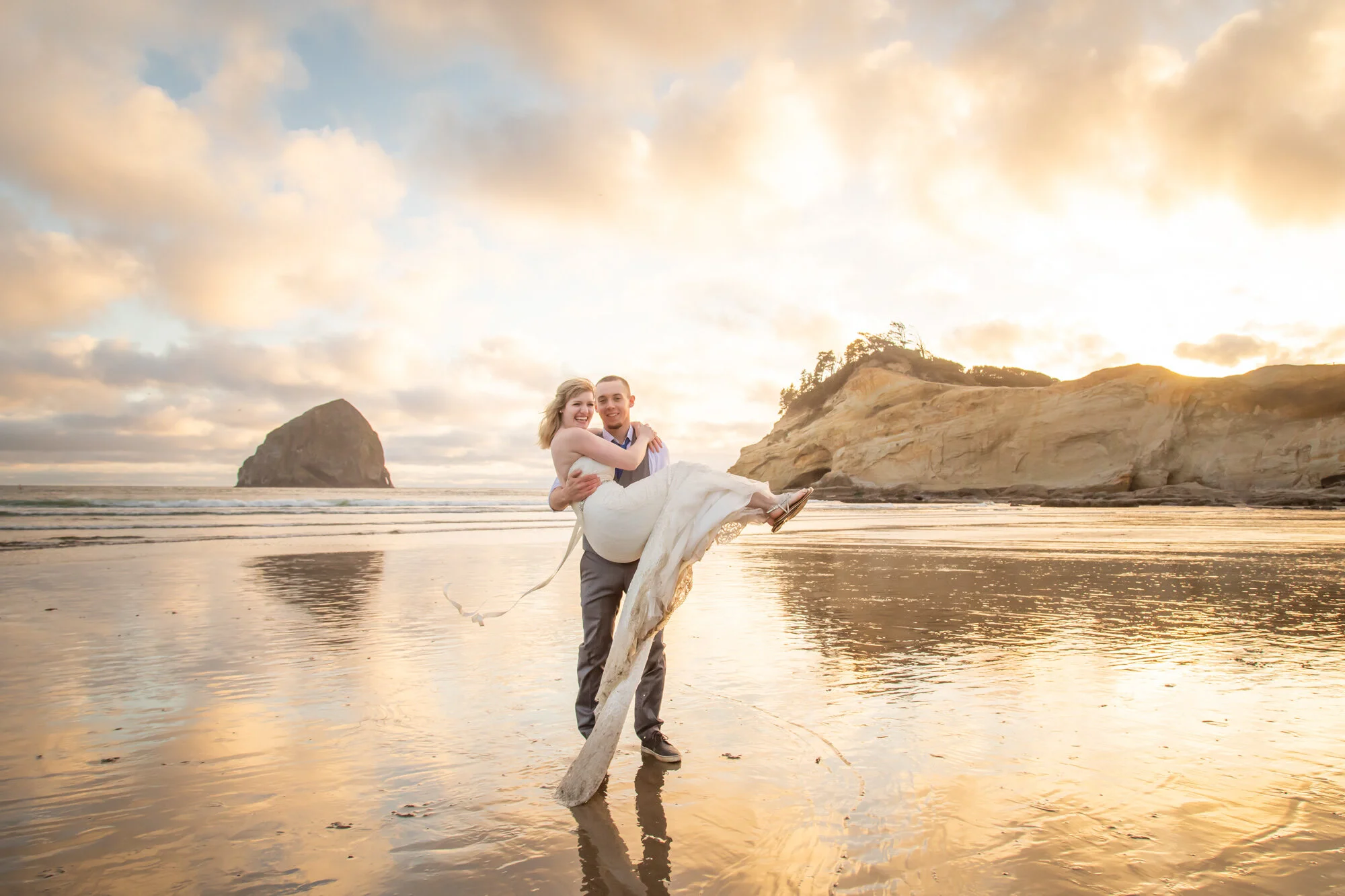 PacificCity-OregonCoast-Elopement-Photographer-21_044.jpg