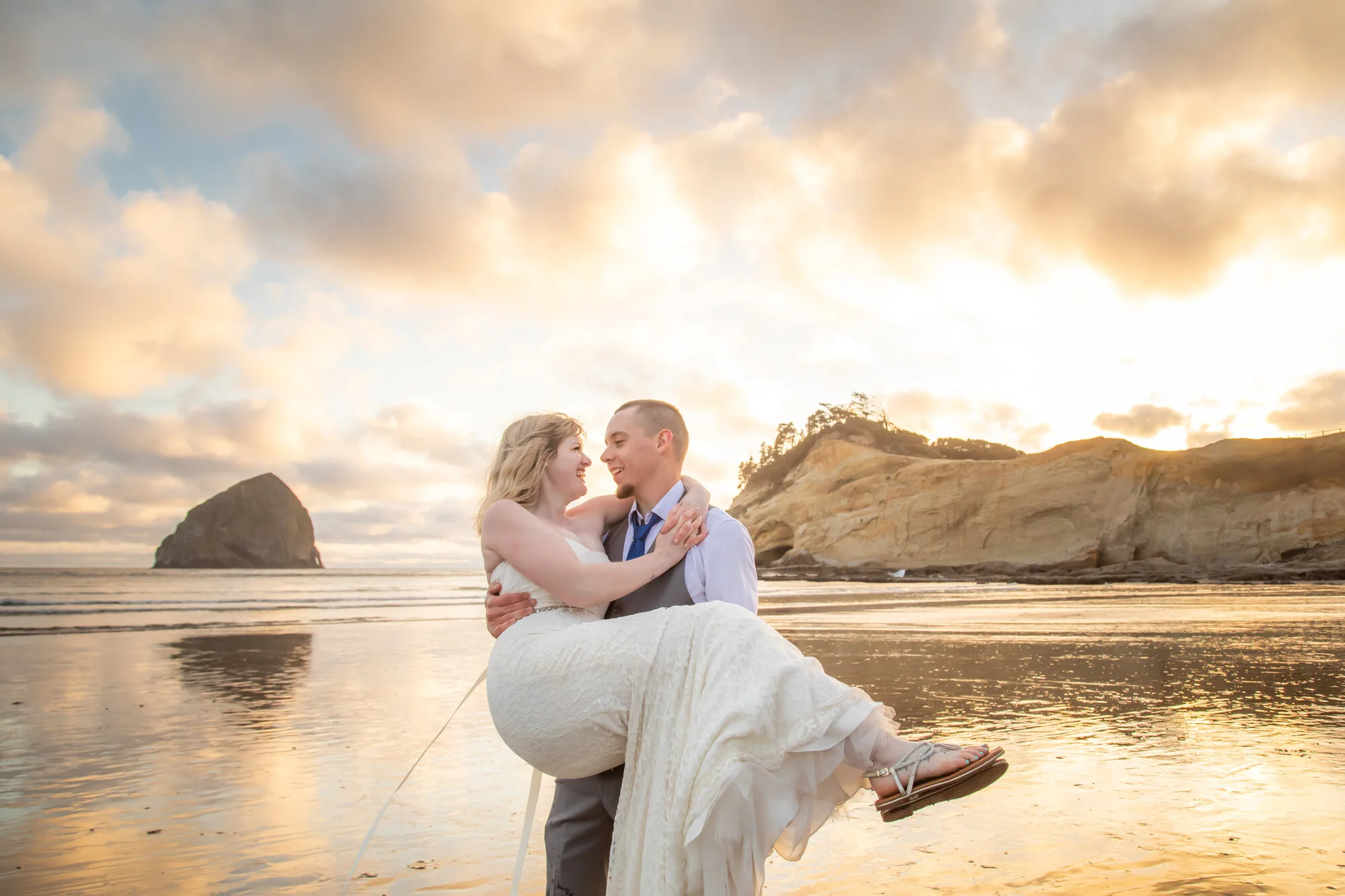 PacificCity-OregonCoast-Elopement-Photographer-21_046.jpg