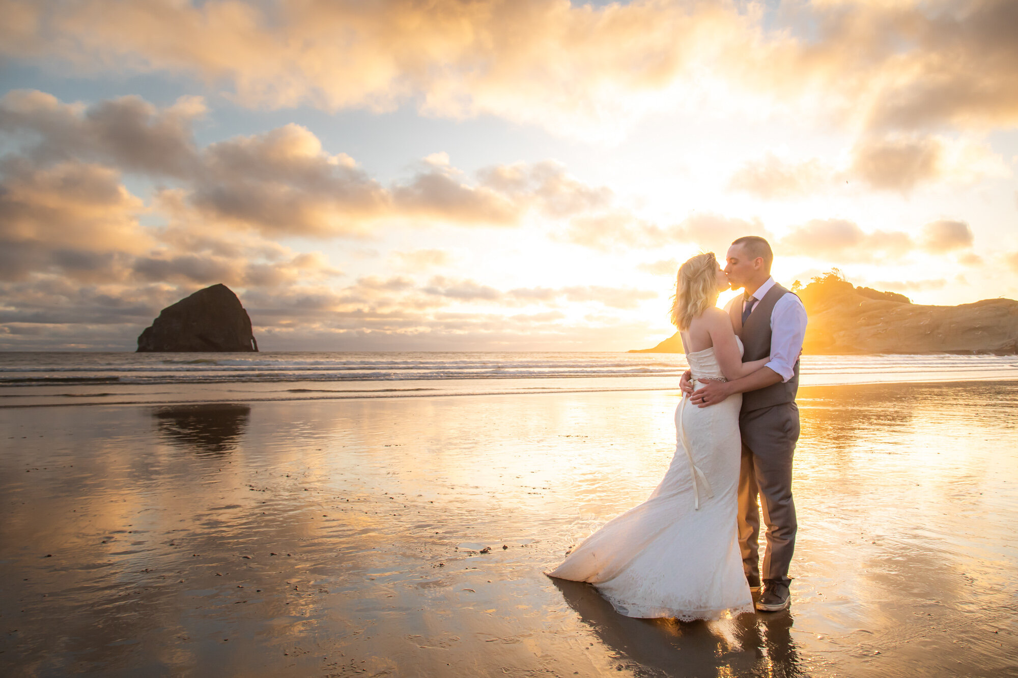 PacificCity-OregonCoast-Elopement-Photographer-21_055.jpg