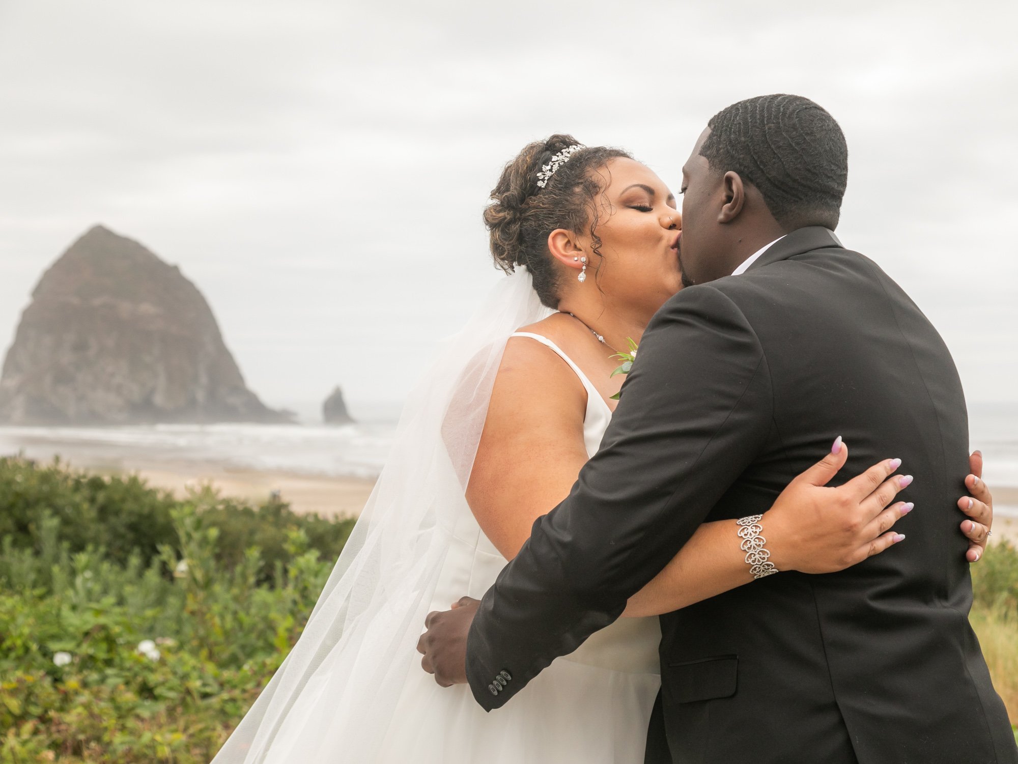 CannonBeach-Wedding-SurfsandResort-DanRice-21-009.jpg