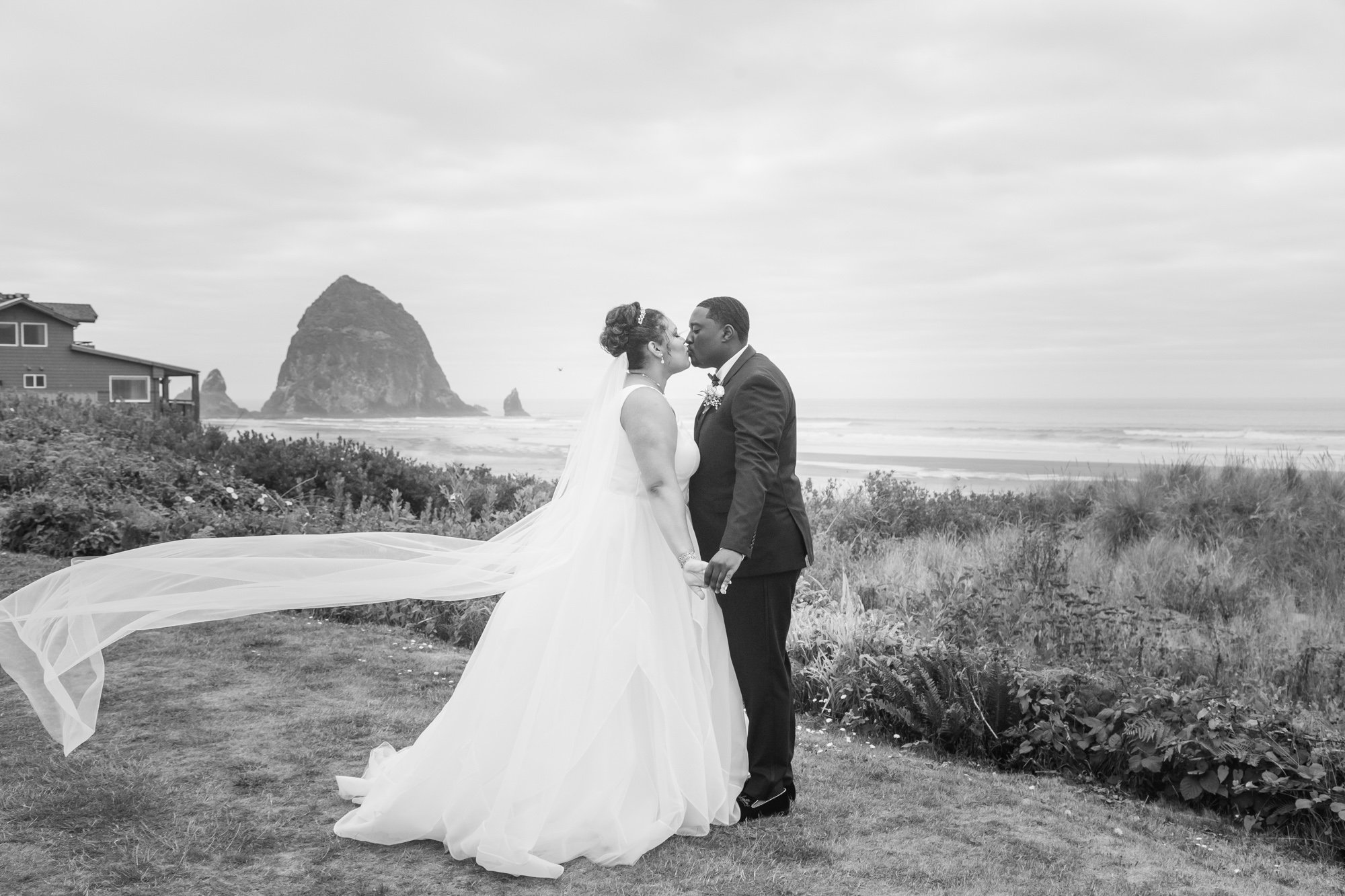 CannonBeach-Wedding-SurfsandResort-DanRice-21-013.jpg