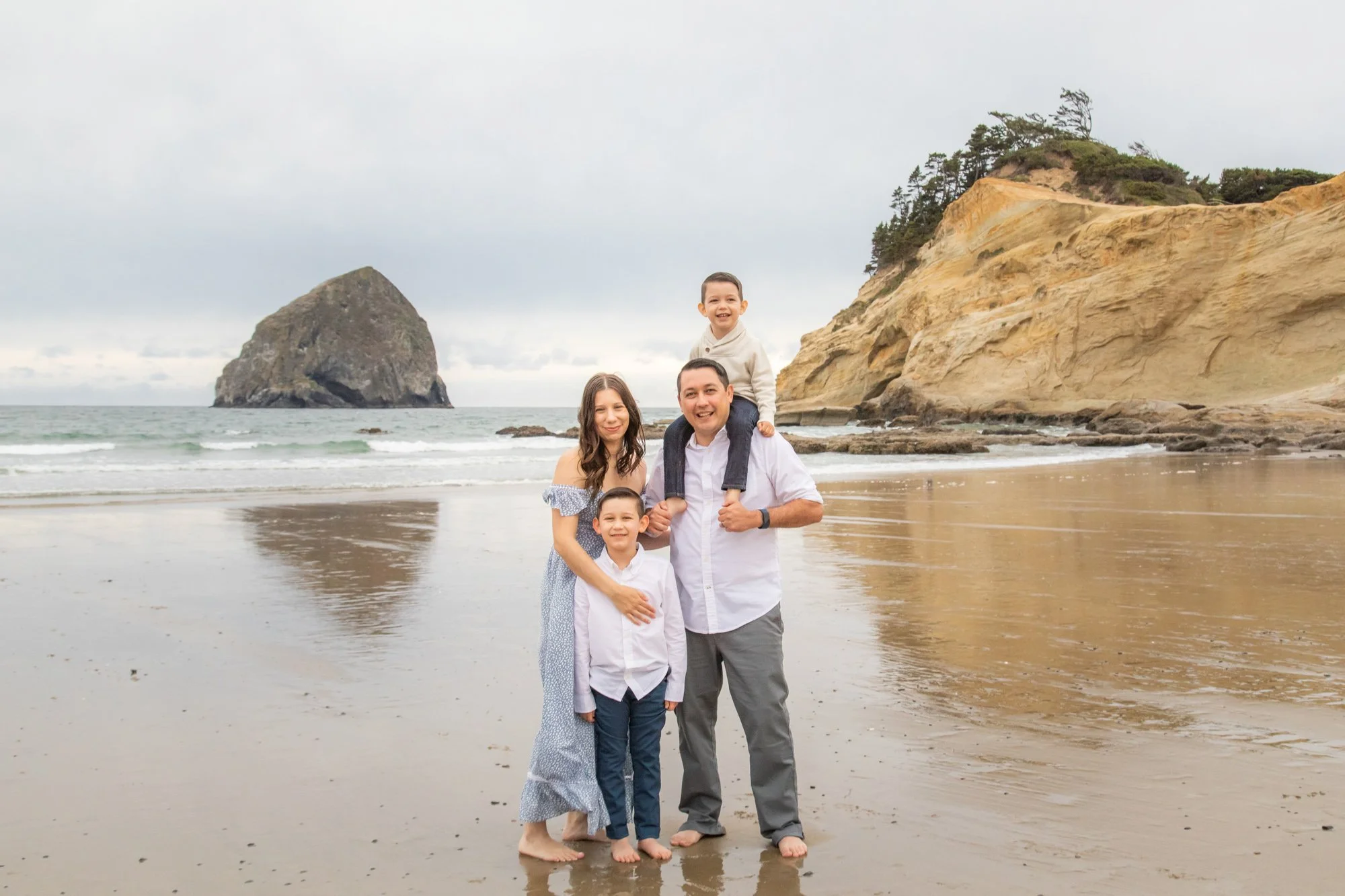 PacificCity-FamilyPhotographer-OregonCoast-DanRice21-004.jpg
