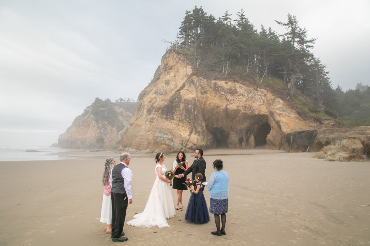 OregonCoast-CannonBeach-Elopement-Wedding-Photographer-DanRice-21-073.jpg