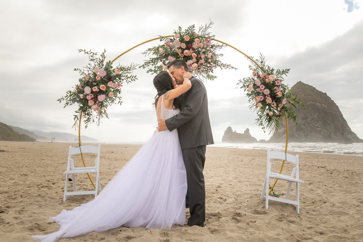 OregonCoast-CannonBeach-Elopement-Wedding-Photographer-DanRice-21-131.jpg