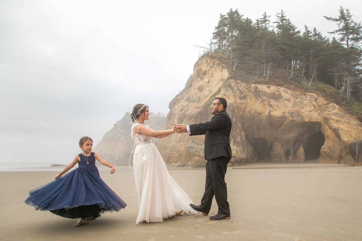 OregonCoast-CannonBeach-Elopement-Wedding-Photographer-DanRice-21-449.jpg