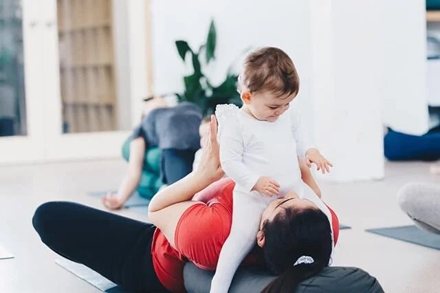 🤍New class 🤍
Mama & Baby Yoga with Skye @aspirephysiosa •Start date: Wednesday, 4 March
•Duration: 5 weeks
•Time: 1.15-2.15pm
•Location: Aspire Physiotherapy
Bookings are now available via website, we have limited this cla