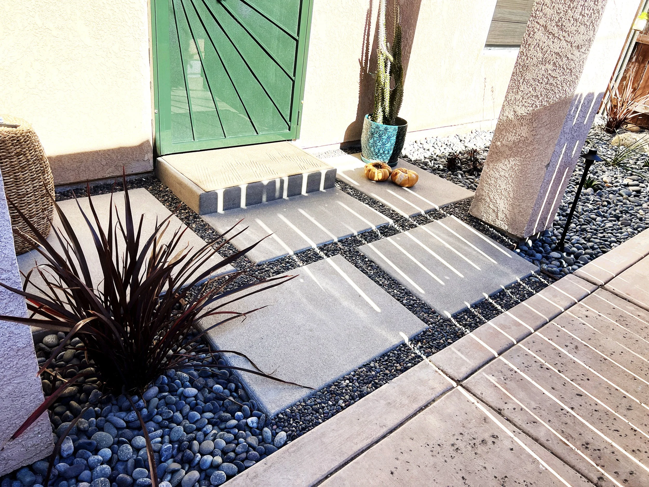 'Modern Cozy Sliver' in South Park installed landscape - South Park, San Diego
