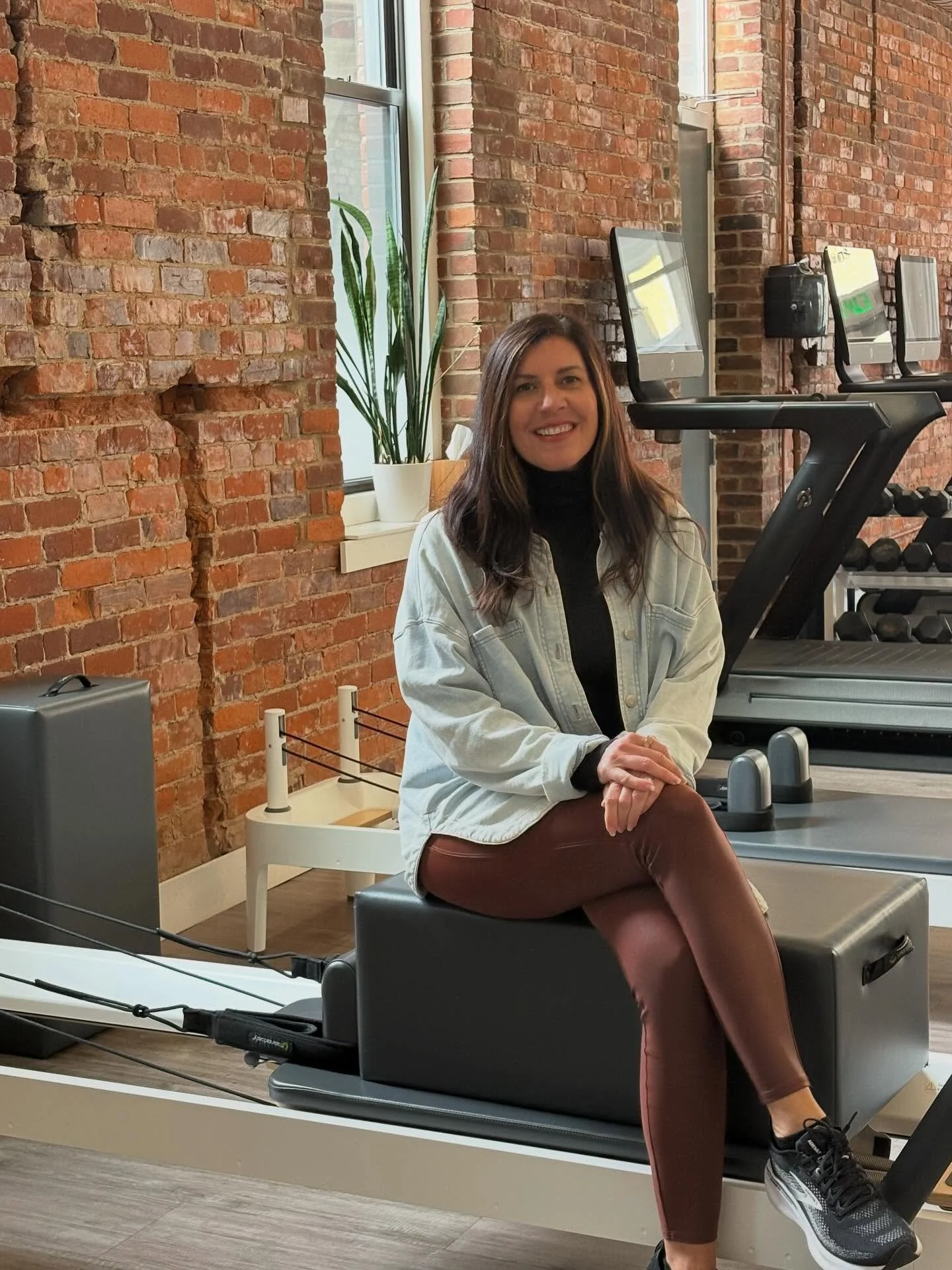 Introducing, Dr. Robin Selzer! 
We are thrilled to welcome her into the studio and onto our teaching team. 

Learn more about her extensive expertise.👇 

Robin Selzer, PhD is a certified Pilates instructor with 22 years of movement-based therapeutic