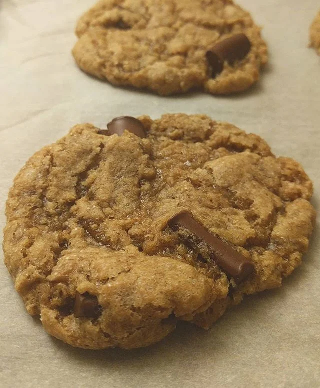 Well, I think I have found a new cookie recipe and I'm in love. 😍 Check out this really simple Vegan chocolate chunk cookie recipe! I started with a recipe from @chocolatecoveredkatie and made an addition of a tbsp of ground flax. They were amazing 