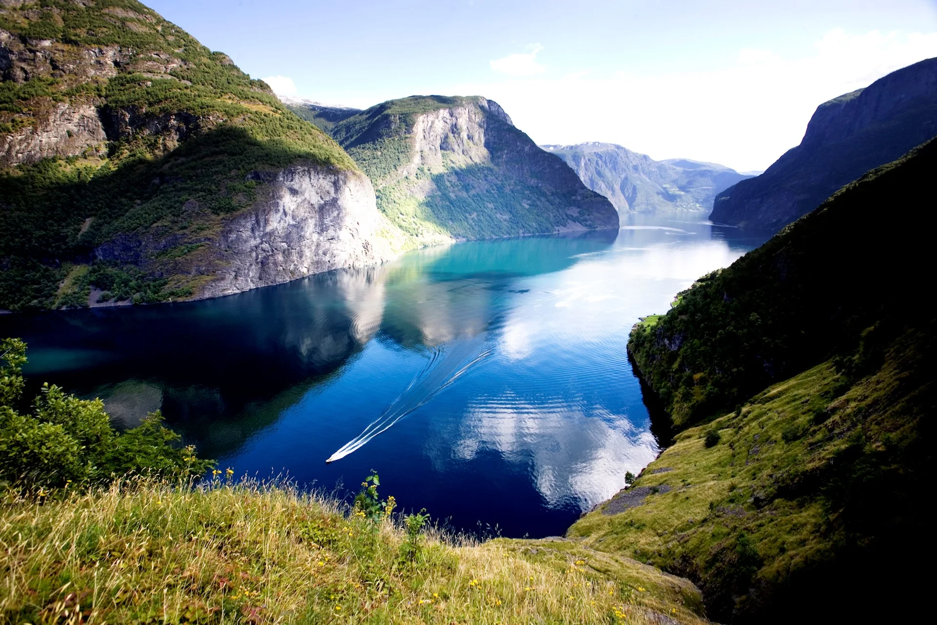 norway-in-a-nutshell-lake-2.jpg