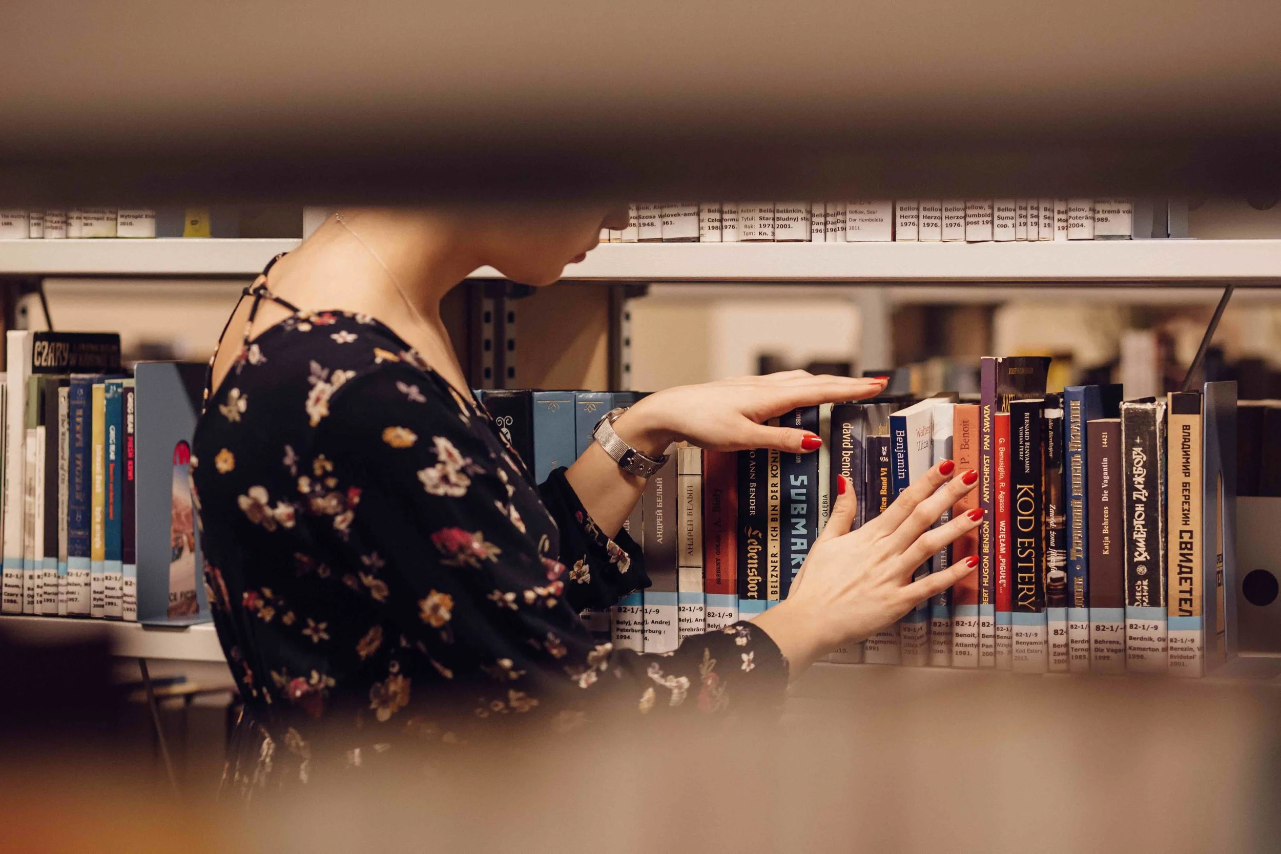 girl_in_a_library_4.jpg