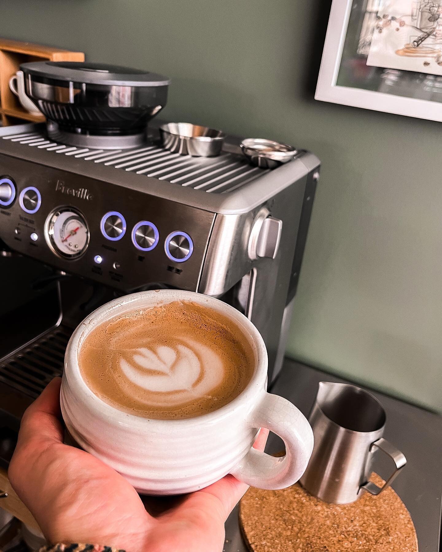 caff&egrave; espresso ☕️
.
.
#coffee #espresso #espressolatte #latte #latteart #coffeebar #momadesignstore #moma #breville #brevilleespresso #pourover #modern #mcm #midcenturymodern #pottery #art #homedecor #homeinspiration #home