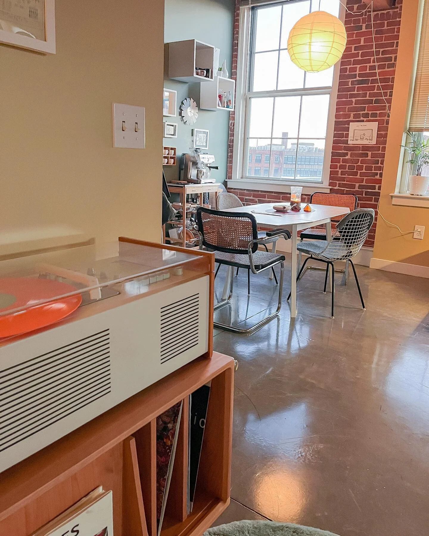 happy home 
.
.
#mcm #midcenturymodern #mcmdesign #design #eames #marcelbreuer #beautifuldetails #dieterrams #braun #braunsk61 #sk61 #espressomachine #latteart #latte