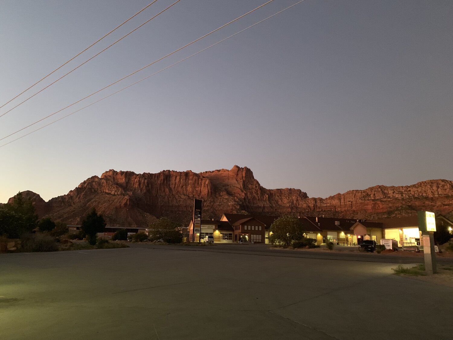 Gas_station_at_night.jpeg