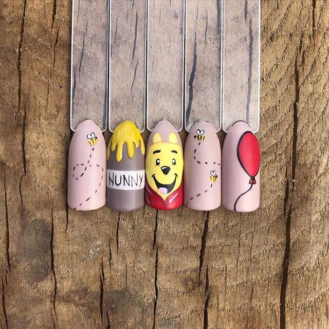 &ldquo;A hug is always the right size.&rdquo; - Winnie the Pooh ❤️ All hand painted using a range of CND Shellac, Lecenté Create and Lecenté tools 💛❤️ #winniethepooh #winniethepoohnailart #winniethepoohnails #disneynails #disney #characternails #c