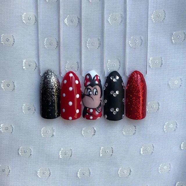 &ldquo;Some days call for a little extra sparkle.&rdquo; - Minnie Mouse ❤️ All hand painted using a range of CND Shellac, Lecenté Create, Lecent&eacute; glitter and Lecenté tools ❤️🖤 #minniemouse #minniemousenailart #minniemousenails #disneynails 