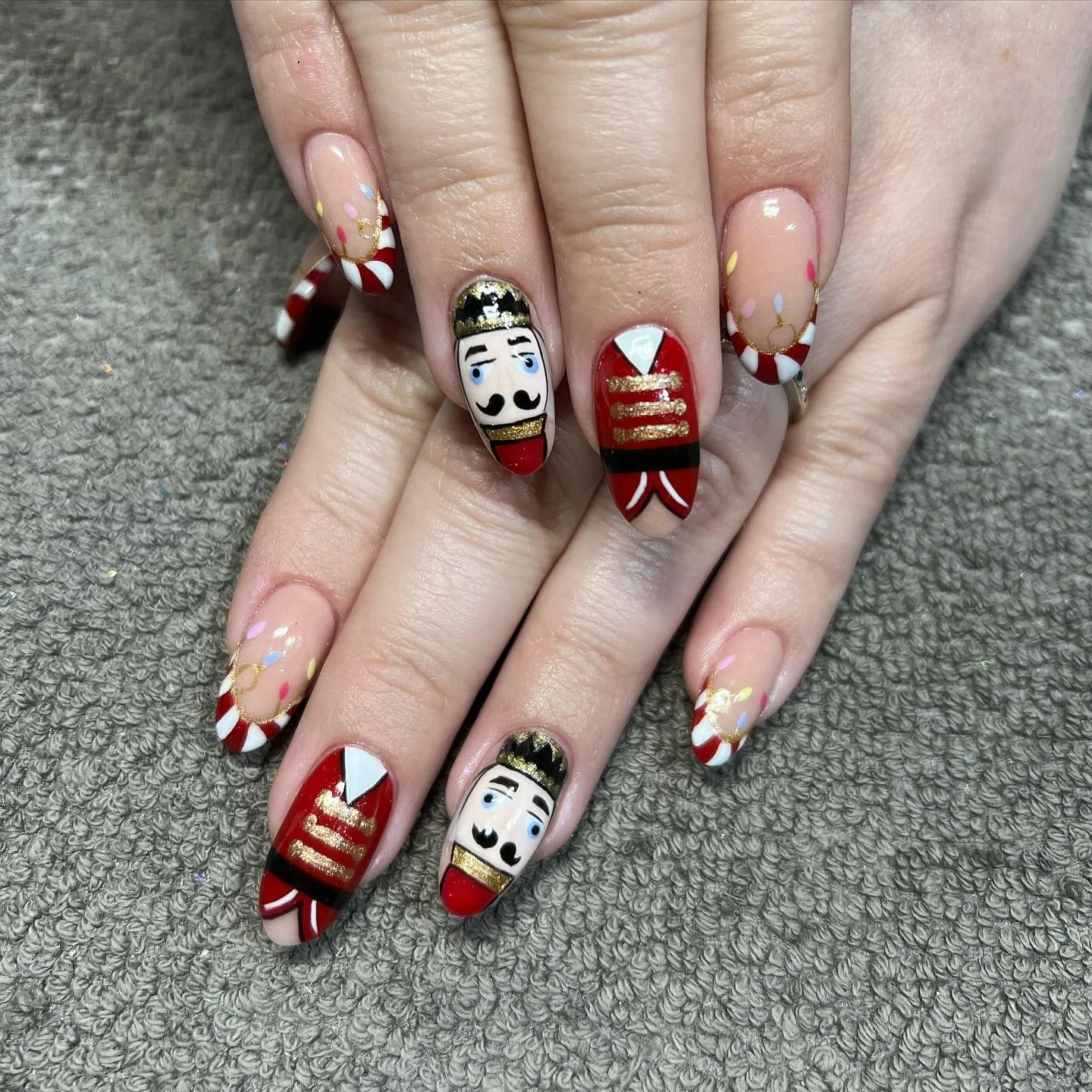 My most festive set this year ❤️🤍❤️

CND Liquid and powder rebalances with a mixture of shellac colours ✨ 

All hand painted nail art using Lecent&eacute; brushes ❤️ 

#beauty #salon #beautysalon  #nails #nailsalon #manicure #pedicure  #beautycare #
