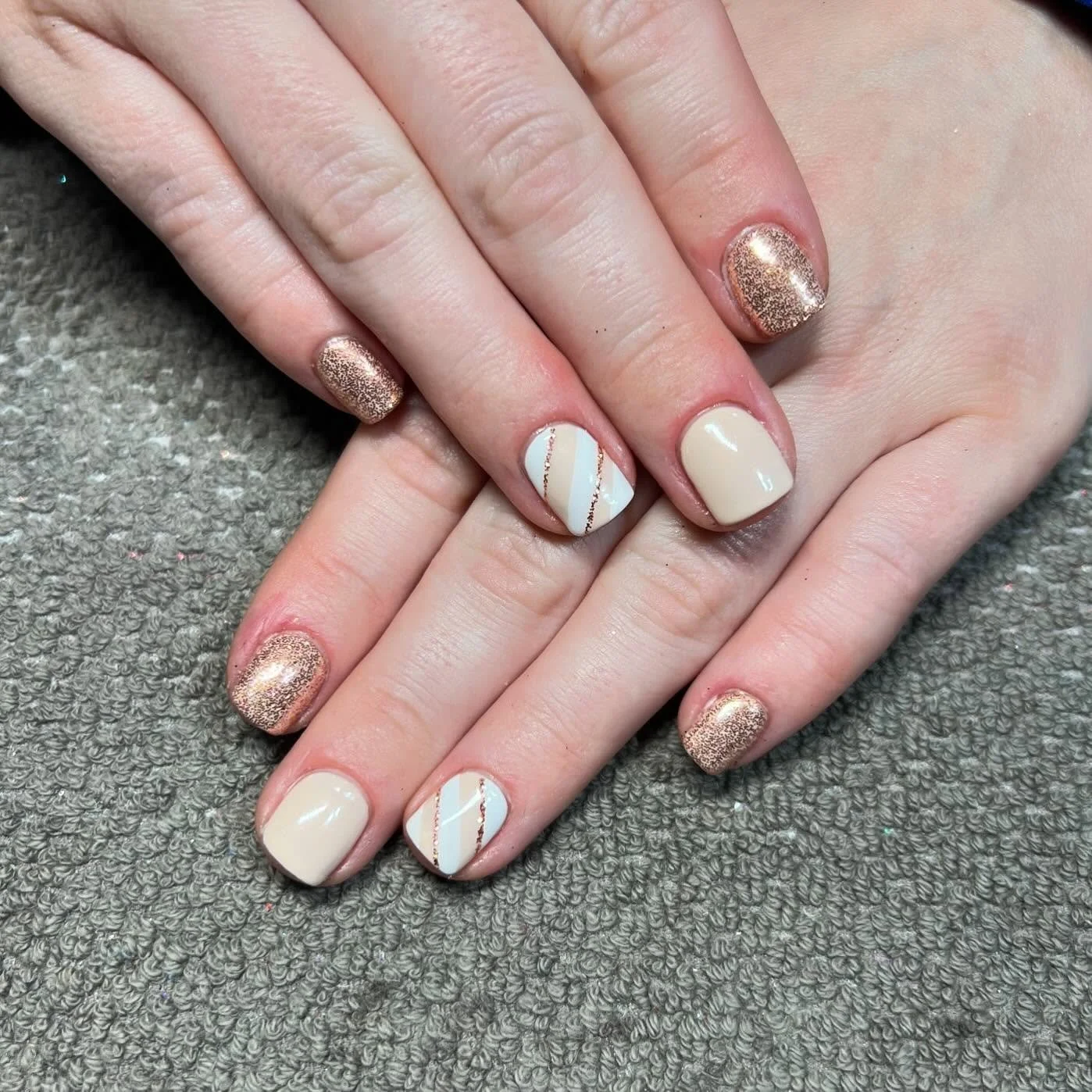 CND shellac colour &lsquo;Cream Puff&rsquo;, &lsquo;Radiant Chill&rsquo; and &lsquo;Unmasked&rsquo; with Lecent&eacute; Glitter &lsquo;Rose Gold&rsquo; ✨🤍 

Hand painted art using Lecent&eacute; brushes 

#beauty #salon #beautysalon  #nails #nailsal