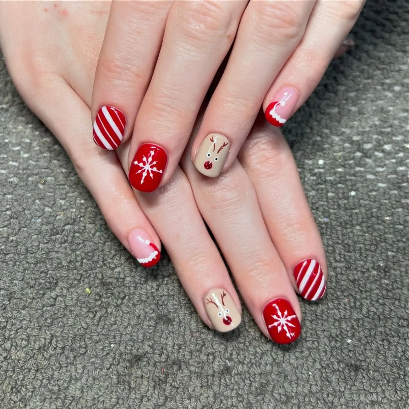 CND Plexigel rebalances with Shellac colours &lsquo;Wildfire&rsquo;, &lsquo;Unmasked&rsquo;, &lsquo;Ruby Ritz&rsquo;, &lsquo;Cream Puff&rsquo;, &lsquo;Arrowhead&rsquo; and &lsquo;Black Pool&rsquo; all hand painted using Lecent&eacute; brushes ❤️🎅🏼 