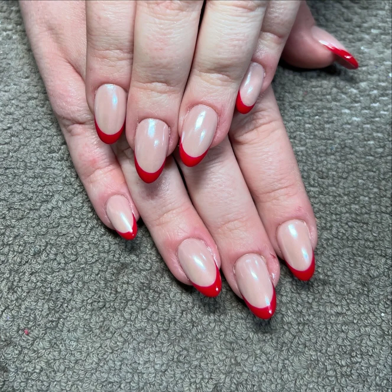 Liquid and powder rebalances with CND Shellac colours &lsquo;Wildfire&rsquo; and &lsquo;Satin Slipper&rsquo; ❤️ 

Lecent&eacute; &lsquo;Iced Donut&rsquo; chrome powder on negative space ✨ 

#beauty #salon #beautysalon  #nails #nailsalon #manicure #pe