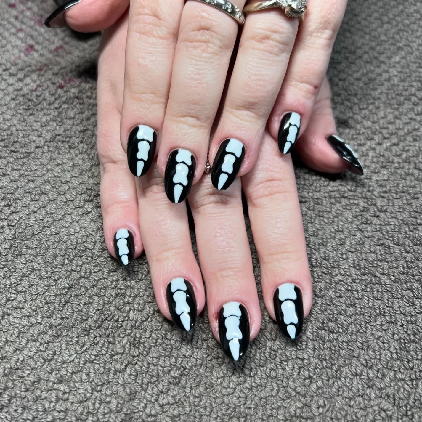 Happy Halloween 💀🎃👻 

Liquid and powder rebalances with CND Shellac colours &lsquo;Back Pool&rsquo; and &lsquo;Cream Puff&rsquo; all hand painted with Lecent&eacute; brushes 💀🖤🤍 

#beauty #salon #beautysalon  #nails #nailsalon #manicure #pedicu