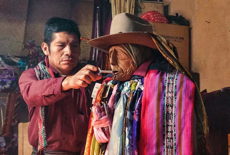 Maximon and a shaman. (Source: http://latinalista.com)