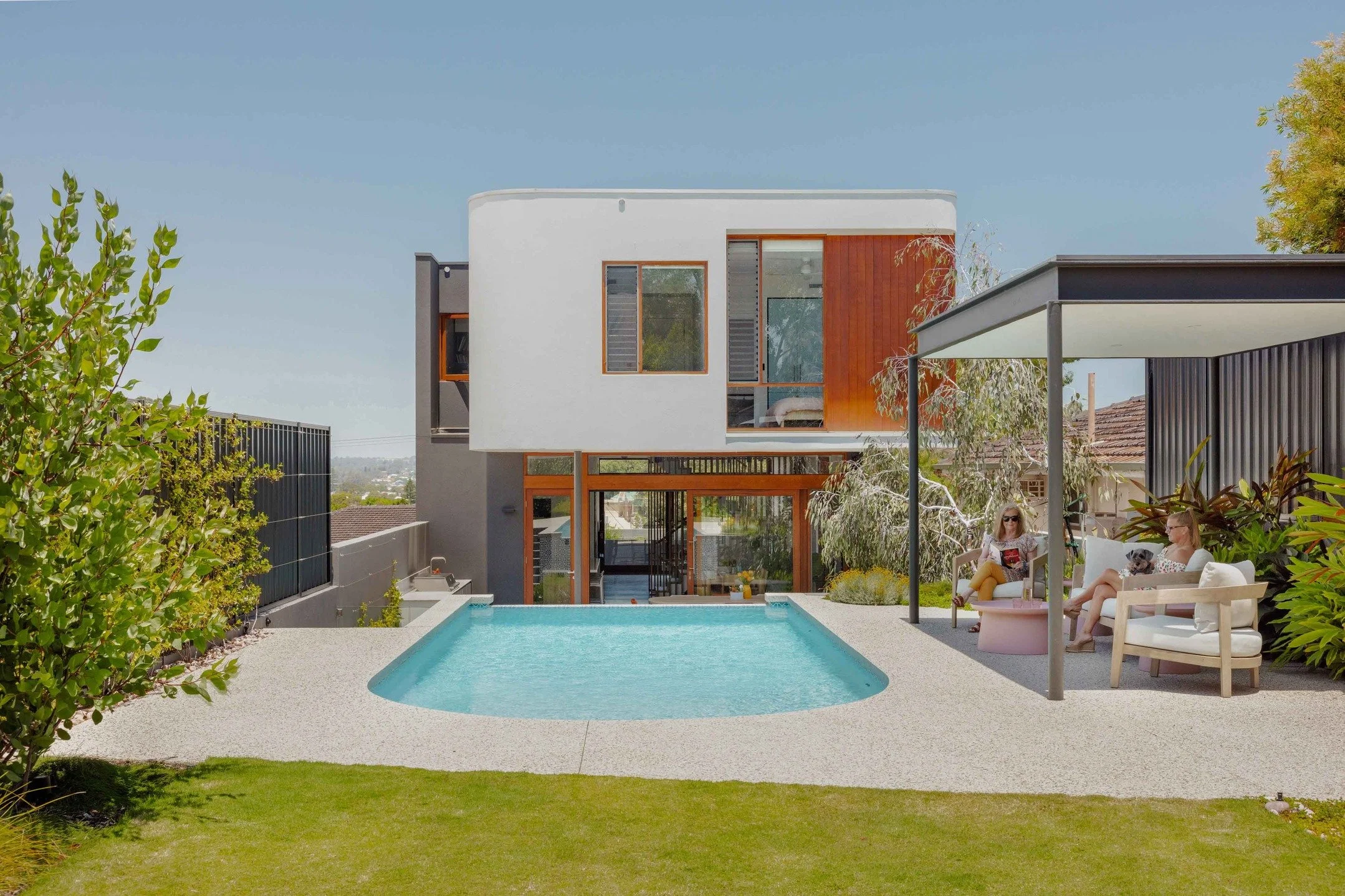 Greenwell Residence
A coastal house designed for summer, where the line between indoors, outdoors and pool disappears on days like today. If ever there was an invitation to dive in, this is it.

#coastalarchitecture #coastalhome #poolside #pertharchi