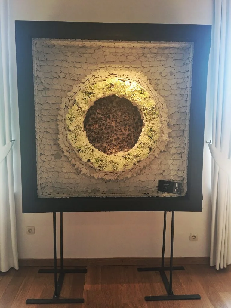 A fabulous free standing piece could easily be adapted into a table plan. Artist: Tom De Houwer