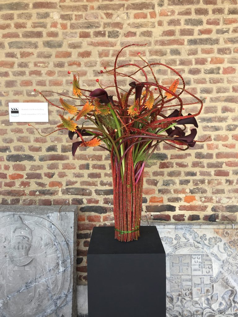 A structure that could be created on a large scale for a great tall design. Equally it could be adapted into a low bowl design. Artist: Unknown