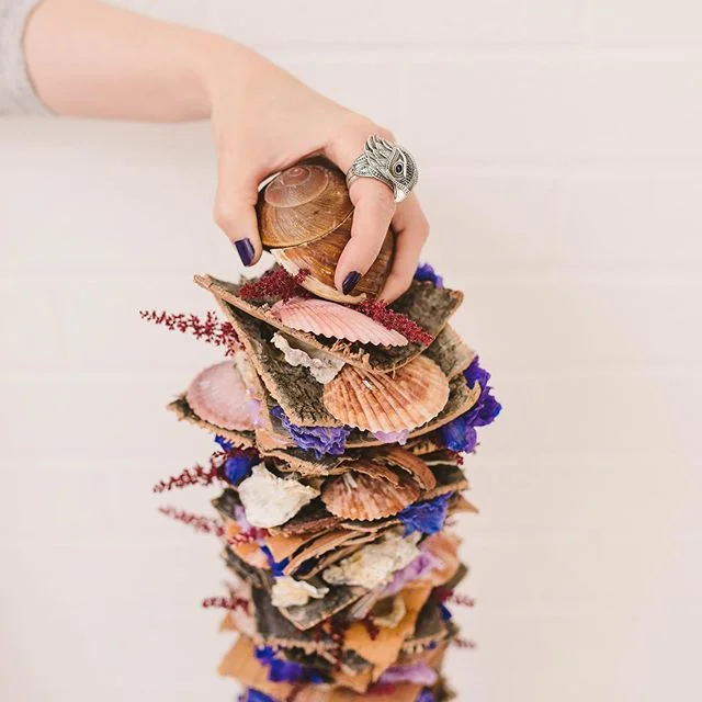 Still my favourite handle for a trailing bouquet! Summer beach theme with giant shells. Get in touch with your theme or ideas and we can create a bouquet for you too. #bridalflowers #bespokeflowers #floraldesign #weddingflowers #summerwedding #beachw