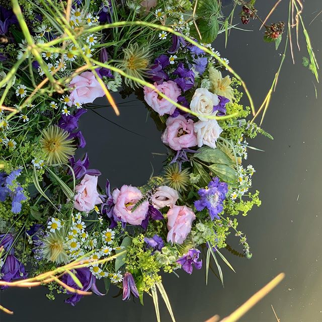 A Biodegradable wreath is a beautiful thing, no? #nofloralfoam #sustainableliving #lymm #floatingflowers #florist