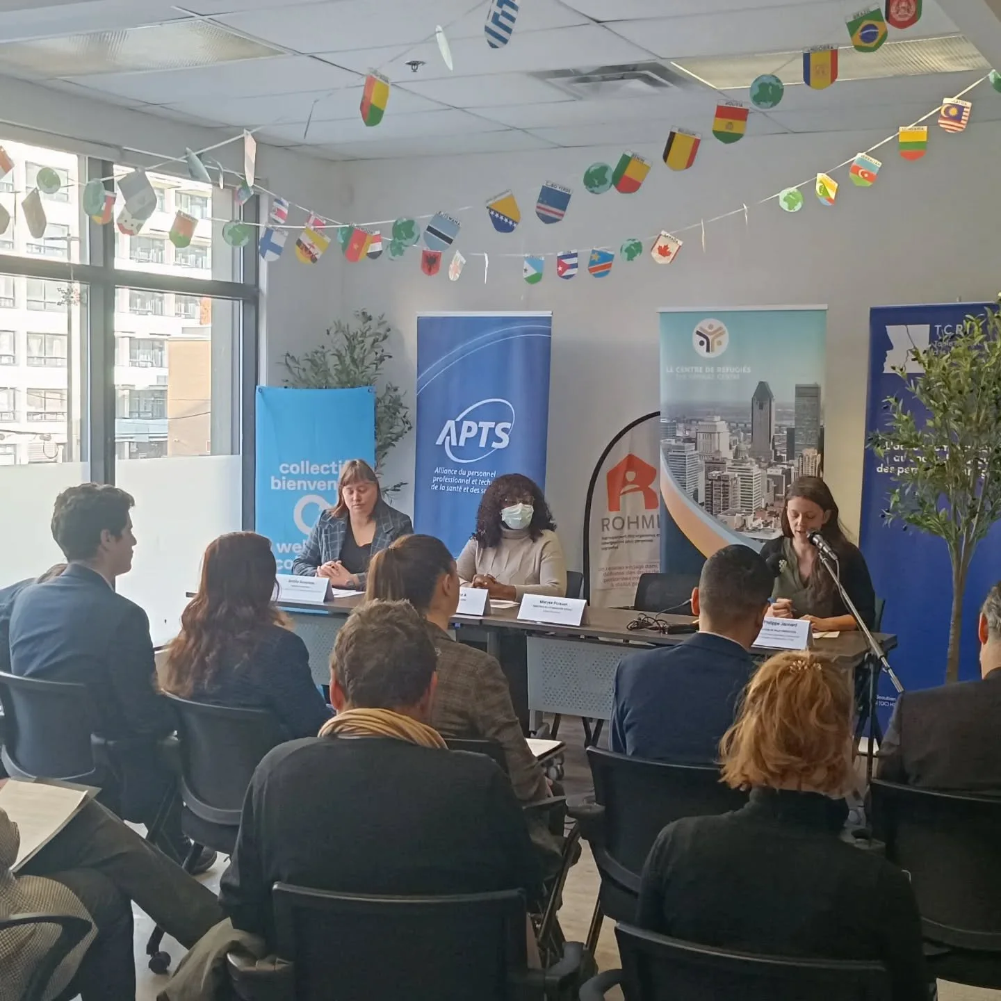 English in the comments 🔽

Le Collectif Bienvenue &eacute;tait pr&eacute;sent aujourd'hui &agrave; la conf&eacute;rence de presse organis&eacute;e par la Table de Concertation des organismes au service des personnes R&eacute;fugi&eacute;es et Immigr