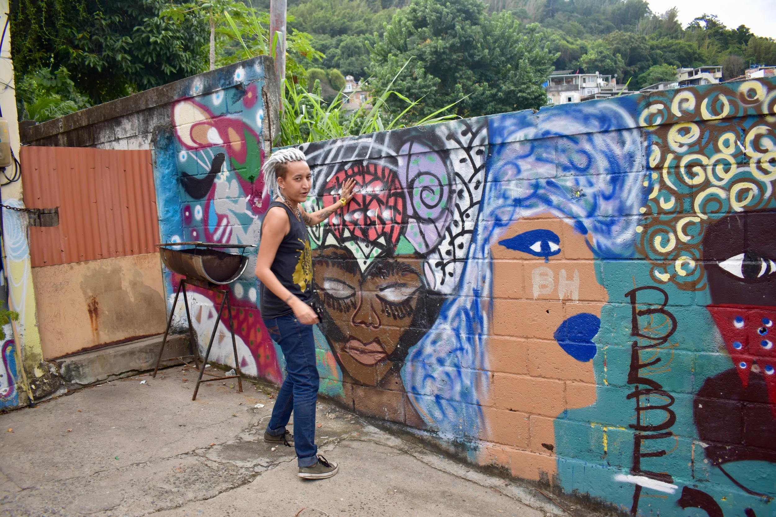 J.Lo explaining a Redi Nami mural. (Courtsey of Tess Thomas / Malala Fund)