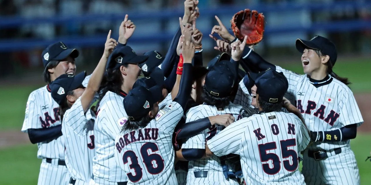 The Japan national women's team celebrating after Ayami pitched a two-hit shutout to win the 2016 Women’s Baseball World Cup. (Courtesy of WBSC)